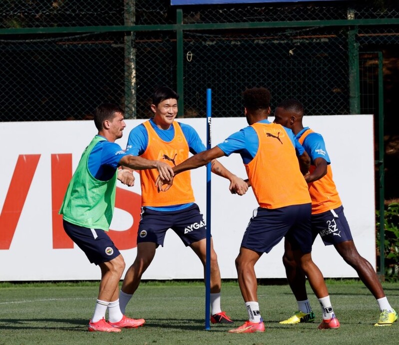 페네르바체 김민재 '출격 준비'…밝은 얼굴로 첫 훈련 소화