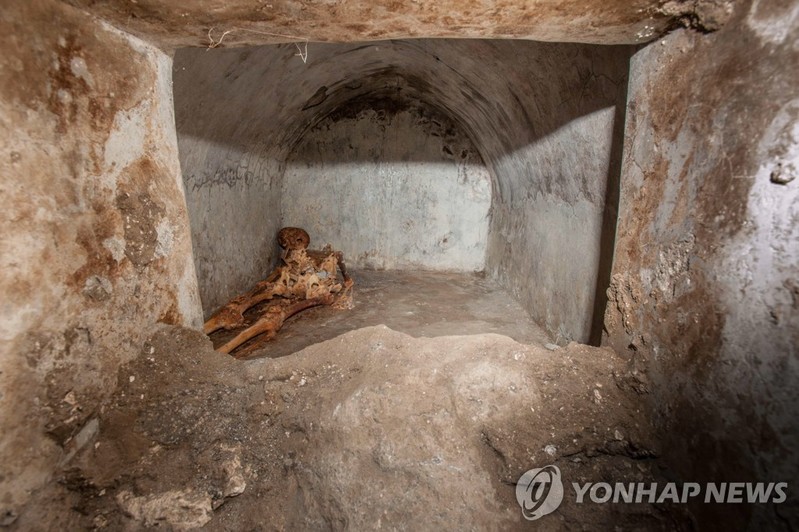 이탈리아 폼페이서 2천년 된 석관 발굴…사람 유골도