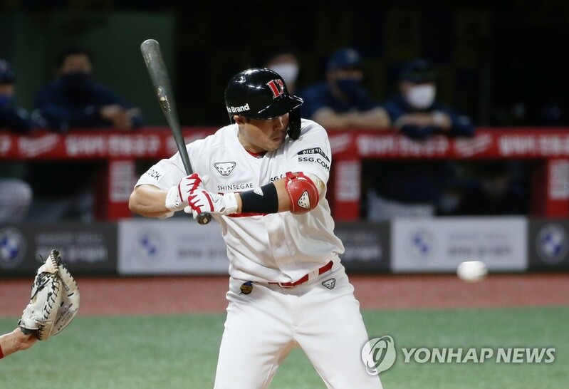 KBO's top baseball magnet passes MLB mark with 288th hit-by-pitch