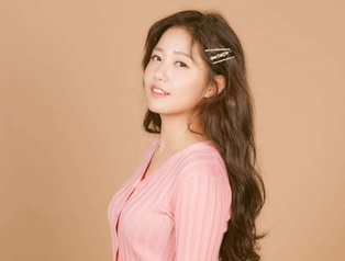 Singer Jung Da-kyung from 'Miss Trot' settles under same agency as Kim Ho-joong