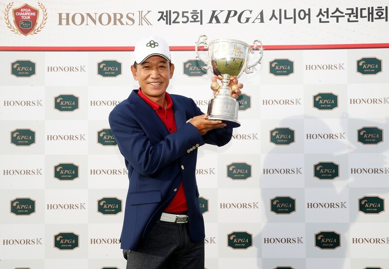 김종덕, KPGA 시니어 선수권대회 연장 우승…통산 30승