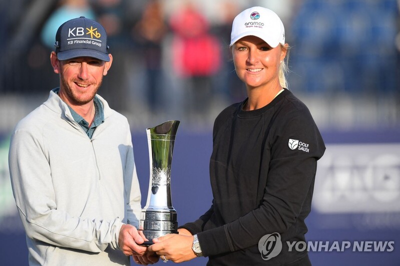 여자골프 메이저 우승자 캐디, KB금융그룹 모자 착용 '눈길'
