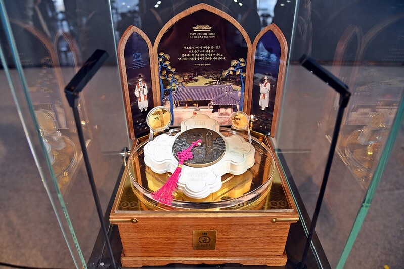 Commemorative medals for first S. Korean Catholic priest go on sale