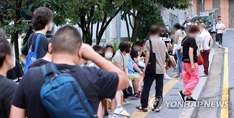 (2nd LD) New cases spike to over 2,000 again, infections in Seoul at record high