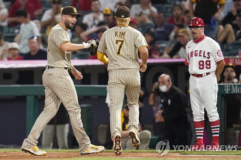 김하성, 7경기 만에 안타…맨손으로 잡고 정확한 송구까지
