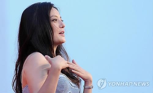 대만언론 "中당국이 겨냥한 배우 자오웨이, 프랑스로 도피한 듯"