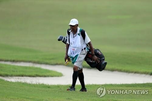 미국 프로 골프 투어 누비는 80세 캐디 "3퍼트가 가장 나빠"