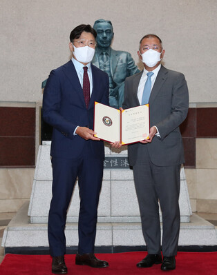 Hyundai honorary chairman donates 10 bln won to vaccine center