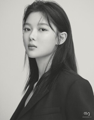 Kim You-jung to draw romance in upcoming Netflix film "2Oth Century Girl"