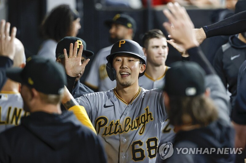 (LEAD) One S. Korean player called up to MLB, another sent down to minors