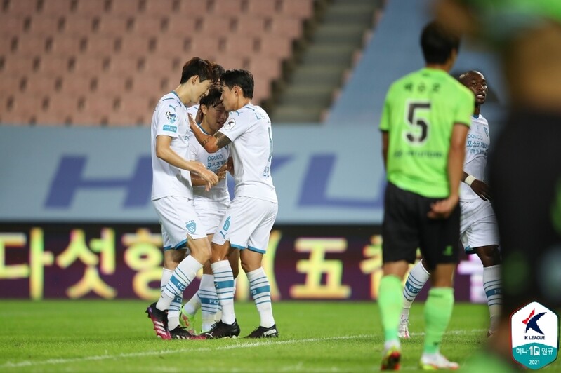 '고영준 결승골' K리그1 포항, 마음 급한 전북 격파…3위 도약