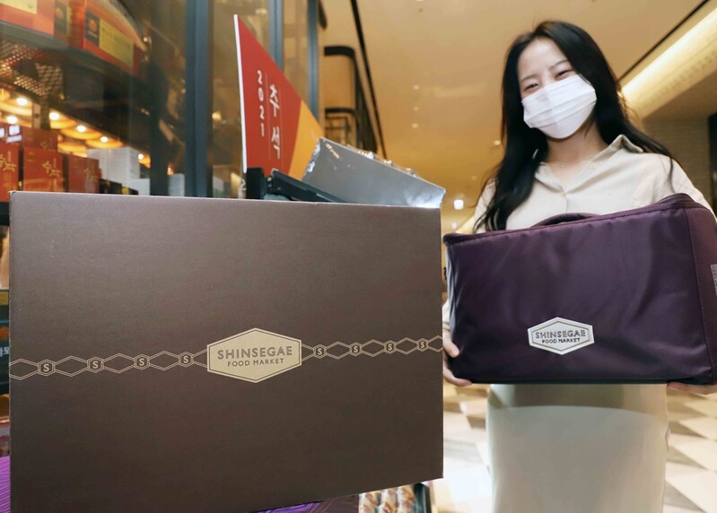 [게시판] 신세계百, 폐페트병 재생원료로 만든 친환경 보랭백 도입