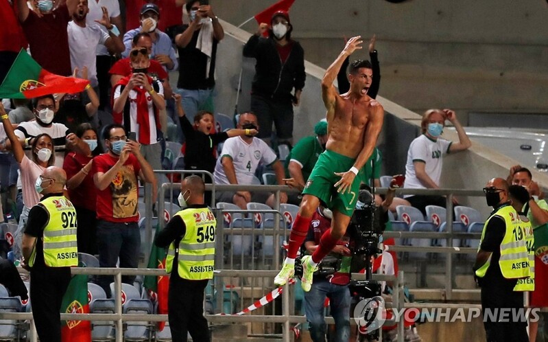 '머리로 꽝! 꽝!' 호날두, 역대 A매치 최다 '111호골 신기록'