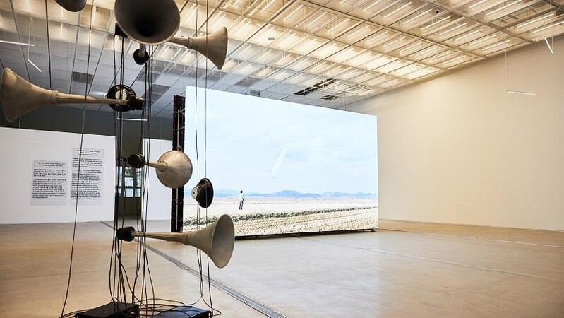 존재하나 존재하지 않는 '자유의 마을'을 조망하는 스크린