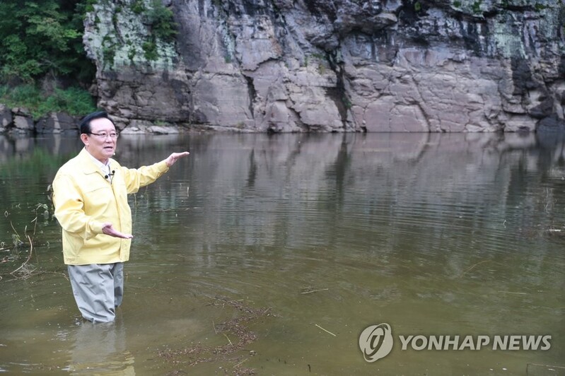 송철호, 반구대 암각화 잠긴 물 들어가 "보존책 조속 추진" 호소