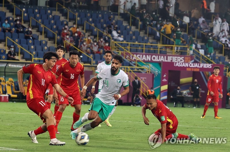 박항서의 베트남, 선제골 후 퇴장 악재…사우디에 1-3 역전패