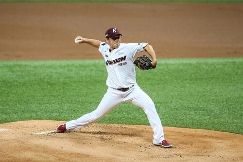 Traded pitcher keeping new KBO club afloat