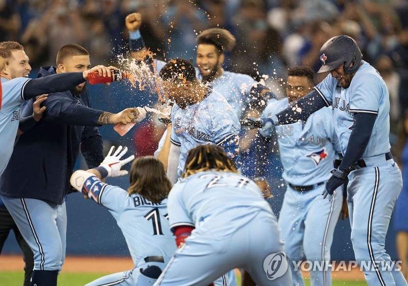 '2-8→11-10' MLB 토론토, 오클랜드에 극적인 역전승