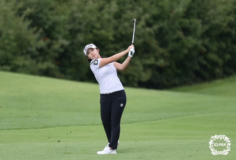 김수지, KLPGA 투어 KG·이데일리 2R도 선두…이가영 1타 차 2위