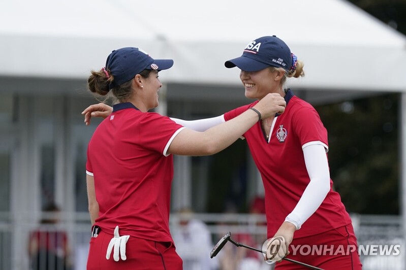 솔하임컵 골프 첫날 규정 논란…'공 너무 일찍 집어 들었다'