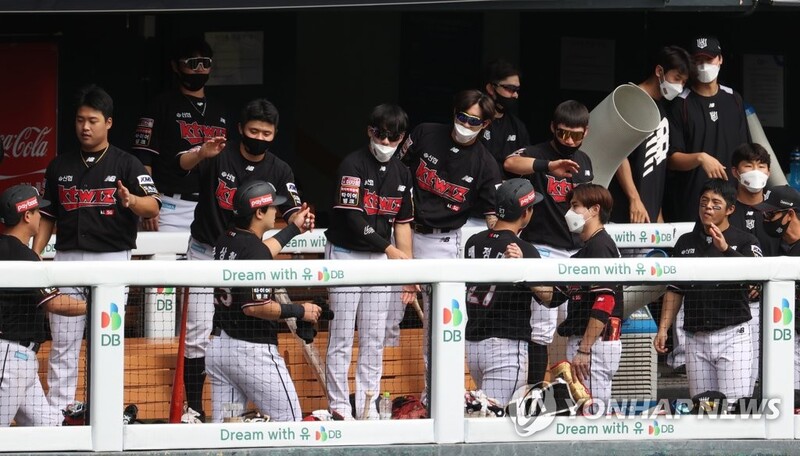 선두 kt, 60승 선착에 '-1'…3경기 연속 11득점 '화력의 승리'