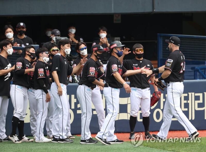이강철 kt 감독 싱글벙글…"호잉이 치니까 분위기가 사네요"