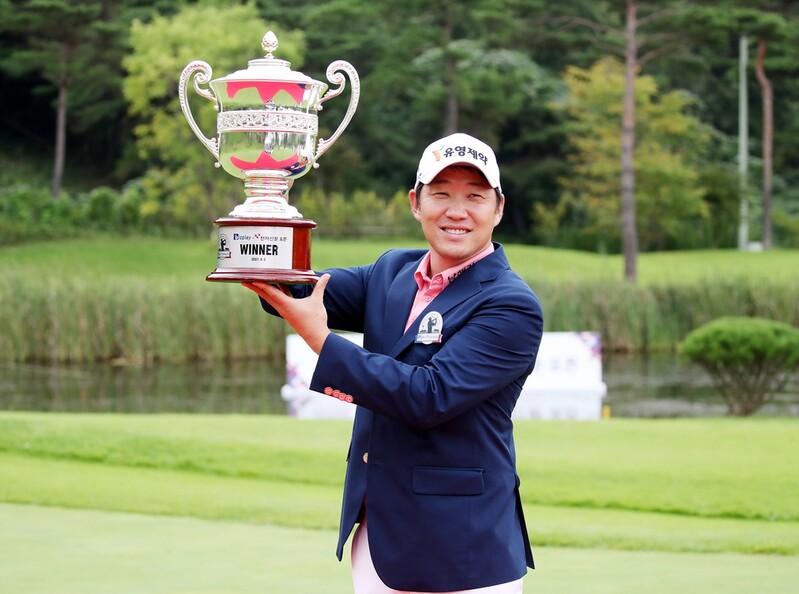 연장 끌려간 강경남, 당황하지 않고 우승 퍼트 "목표는 15승"