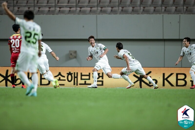 K리그1 전북, 서울과 난타전 끝에 4-3 승리…홍정호 극장골