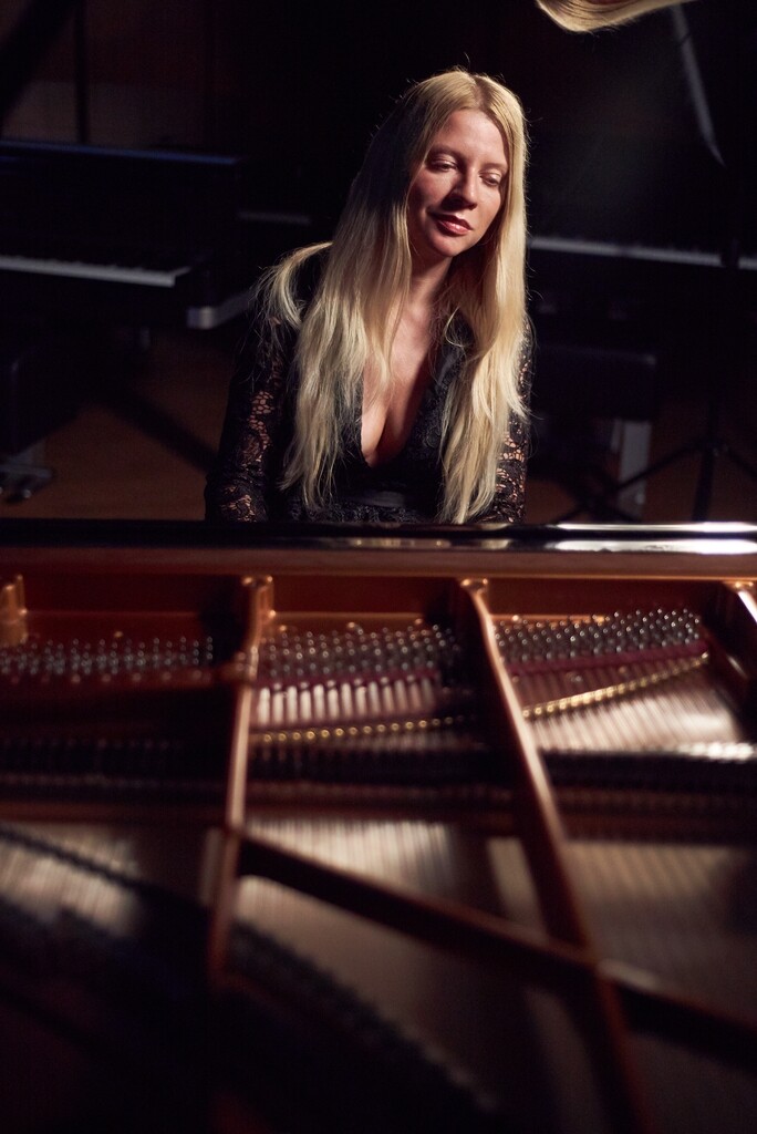 공연 중 눈물 쏟았던 리시차 "어머니 안아드리지 못했어요"