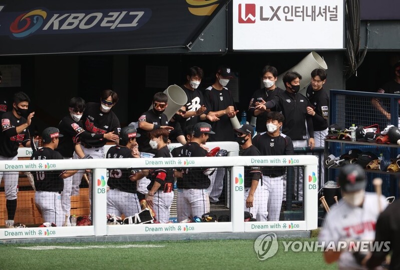 마운드로 선두 오른 프로야구 kt, 방망이로 굳히기 돌입