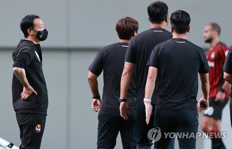 '꼴찌' FC서울 박진섭 감독, 9개월 만에 사퇴…후임에 안익수