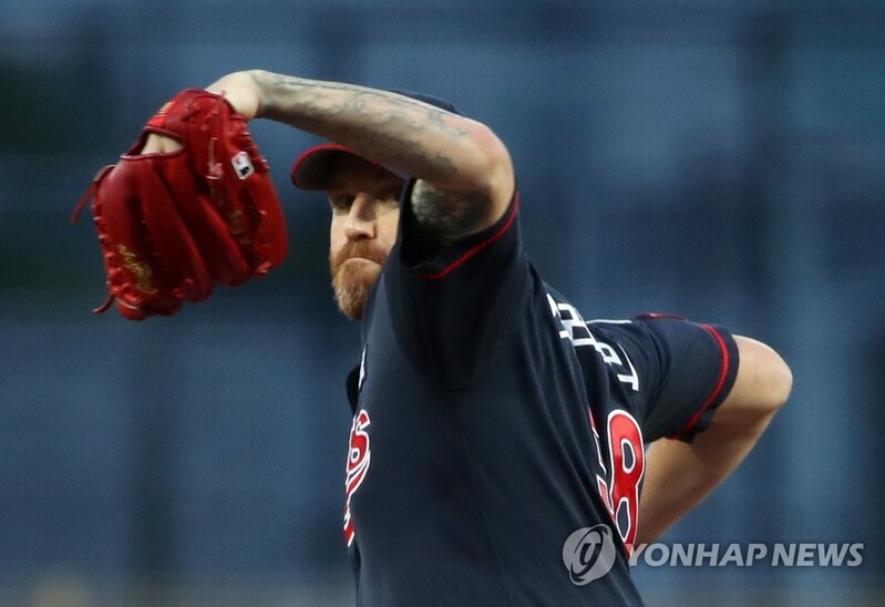 '지속되는 찬물투' 원인 몰라 더 답답한 롯데 스트레일리 부진