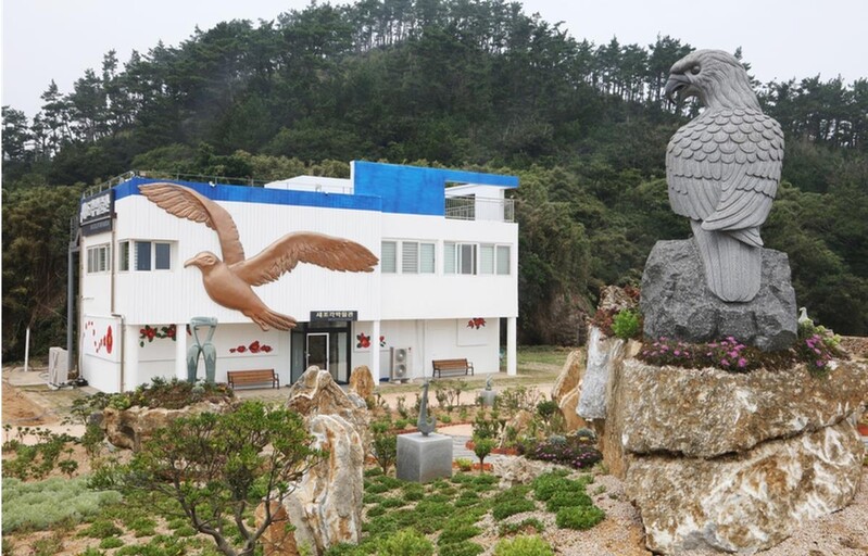 '철새 중간 기착지' 신안 흑산도에 새공예박물관 문 열어