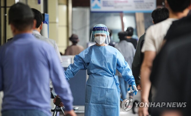 (LEAD) New cases bounce back to near 1,600; virus resurgence in wider Seoul worrisome