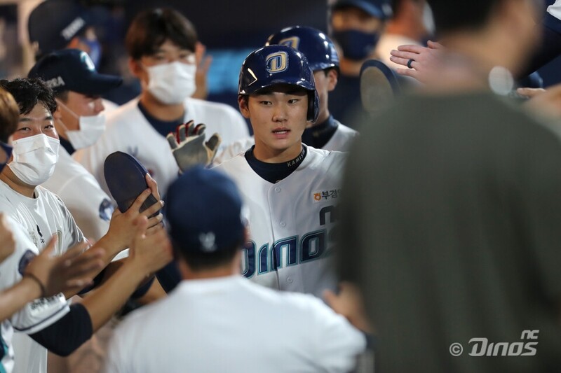 NC 신인 김주원, 한화 상대로 1군 무대 첫 홈런