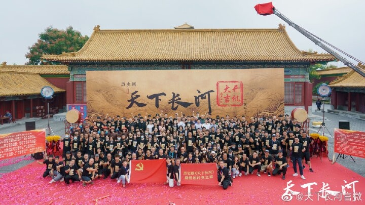 中홍색정풍, 크랭크인 풍경도 바꿔…돼지머리 대신 공산당기