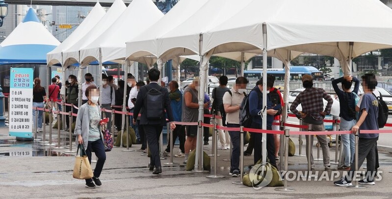 (LEAD) New cases fall back under 1,900 as infections resurge in wider Seoul