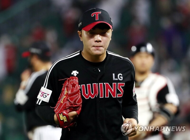 LG 김윤식, 6타자 연속 4사구 허용…역대 최다 불명예(종합)