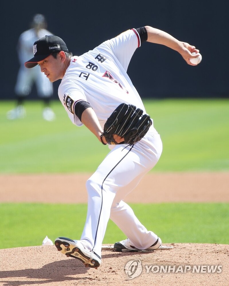 프로야구 kt, SSG 꺾고 60승 선착…고영표 무사사구 완봉승