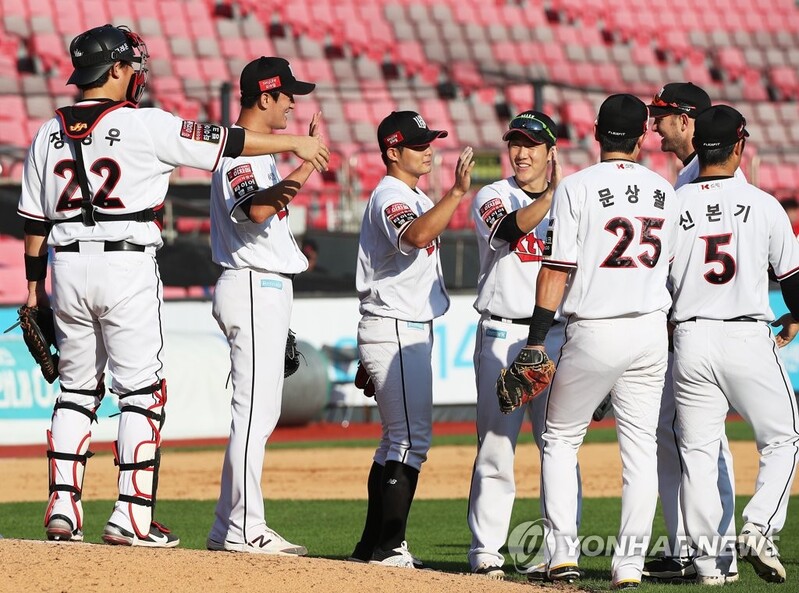 [고침] 스포츠(선두 kt, SSG에 더블헤더 싹쓸이…소형준 7…)