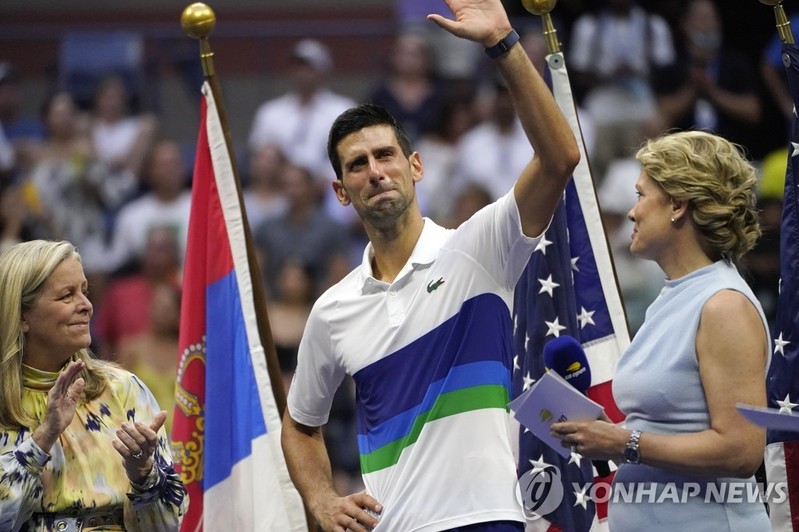 벤치서 눈물 흘린 조코비치 "졌지만 나는 행복한 사람"