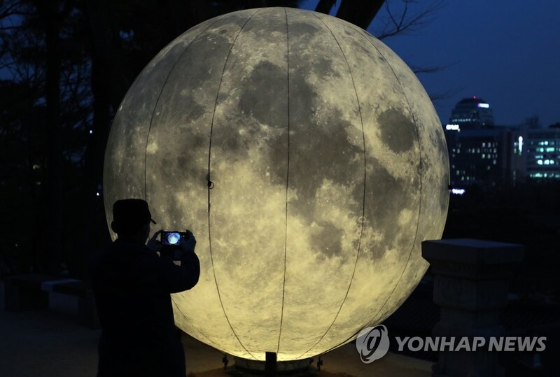 "추석 맞아 창경궁에 거대한 보름달이 뜹니다"