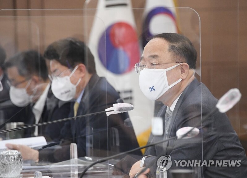 홍남기, 기재부 간부들에게 "민간 주택공급 활성화 방안 검토" 지시