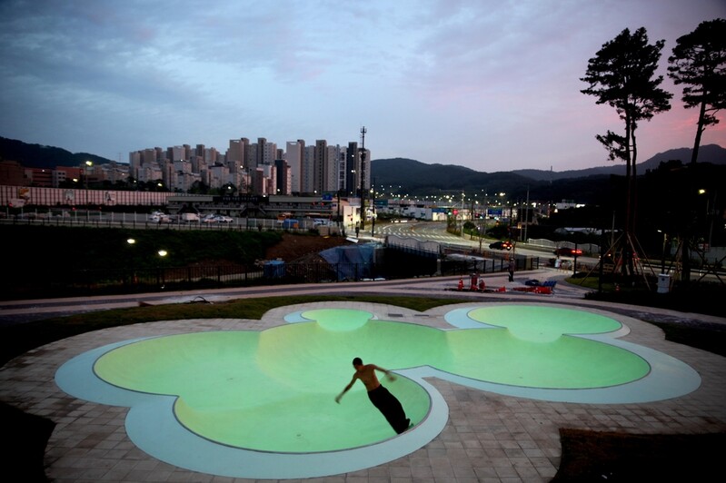 아웃렛 앞 야광 스케이트보드장…구정아의 'NEGAMO'