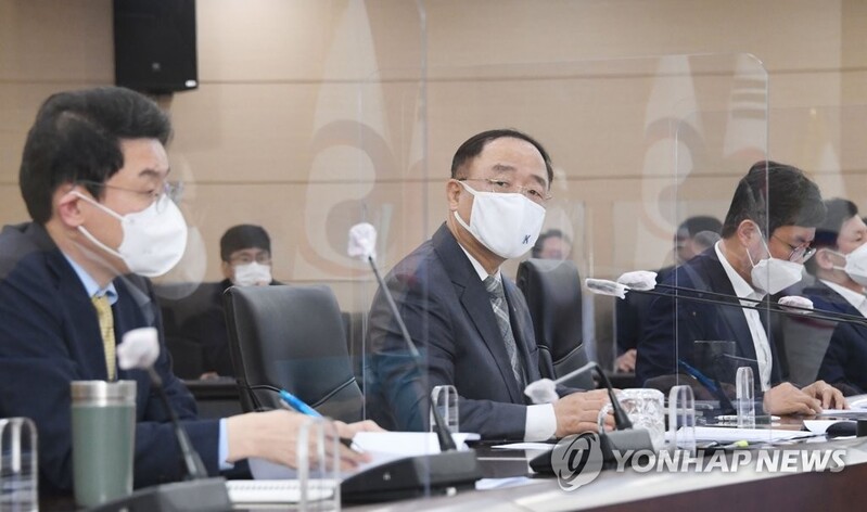 홍남기 "가계대출 실수요자에 피해 없도록 맞춤형 대책 마련"