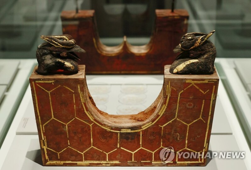 나무 베개·목관·금동신발…드러나는 무령왕릉 유물의 비밀