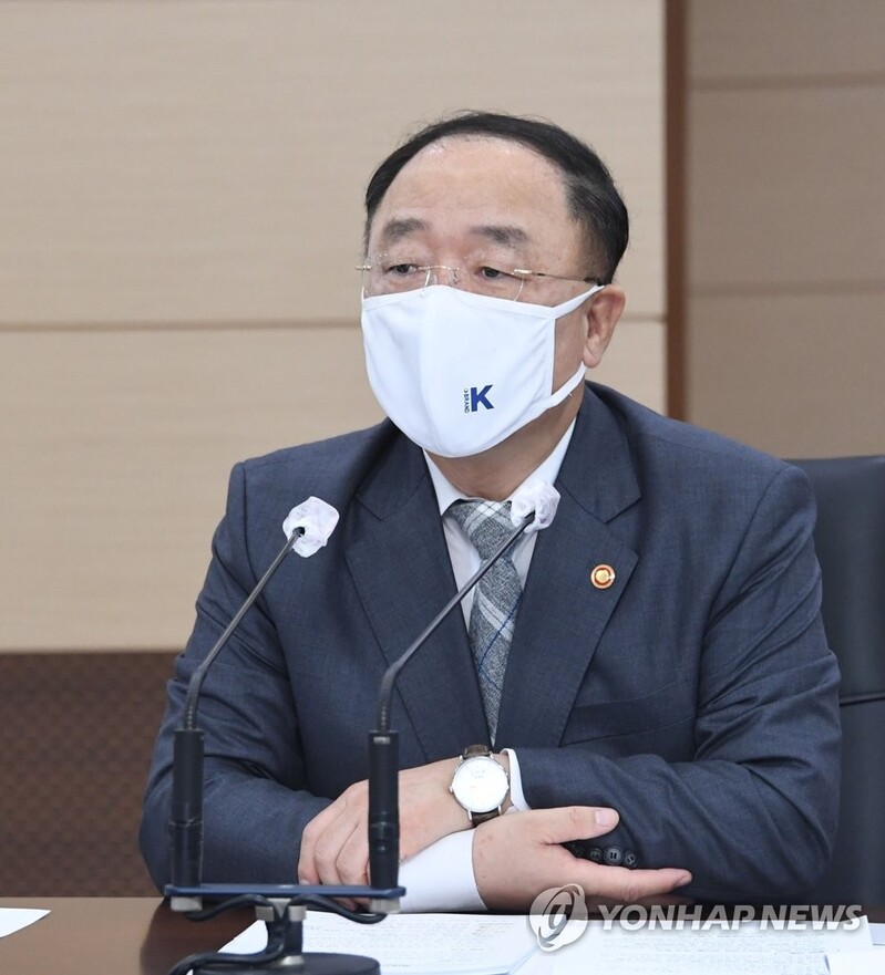 홍남기 "양도세 개편, 시장에 부정적 영향 없는 방향으로 논의"