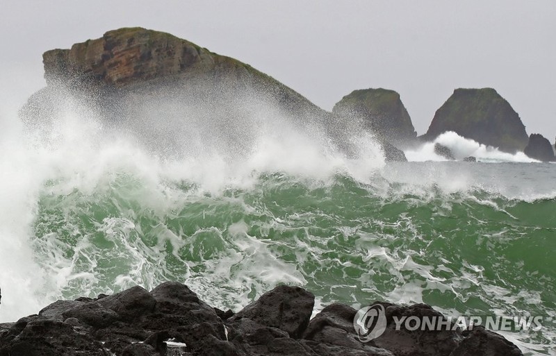 제주 태풍 '찬투' 간접영향 강한 비바람…최대 300㎜