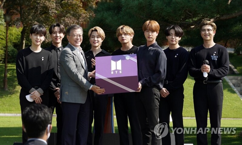 문대통령, 유엔총회 가는 BTS에 '미래·문화 특사' 임명장