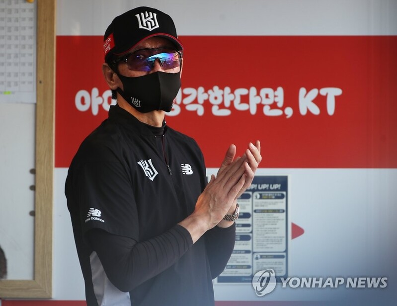 '선두' kt 이강철 감독 "한명으로 올라가는 팀은 1위 쉽지않아"